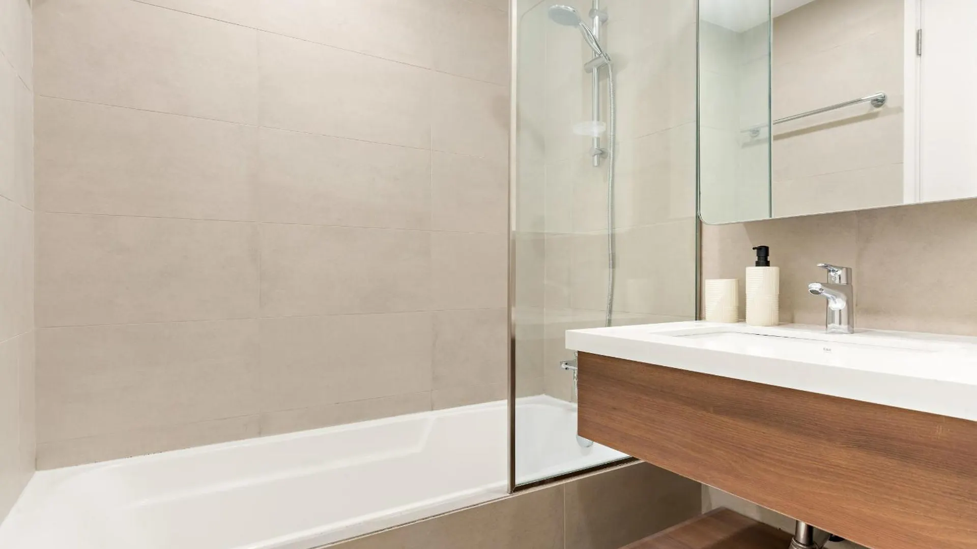 두바이 Vayk - Modern 2Bd With Pool View In Town Square 아파트