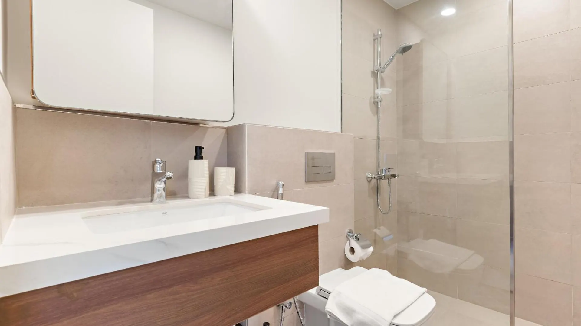 두바이 Vayk - Modern 2Bd With Pool View In Town Square 아파트