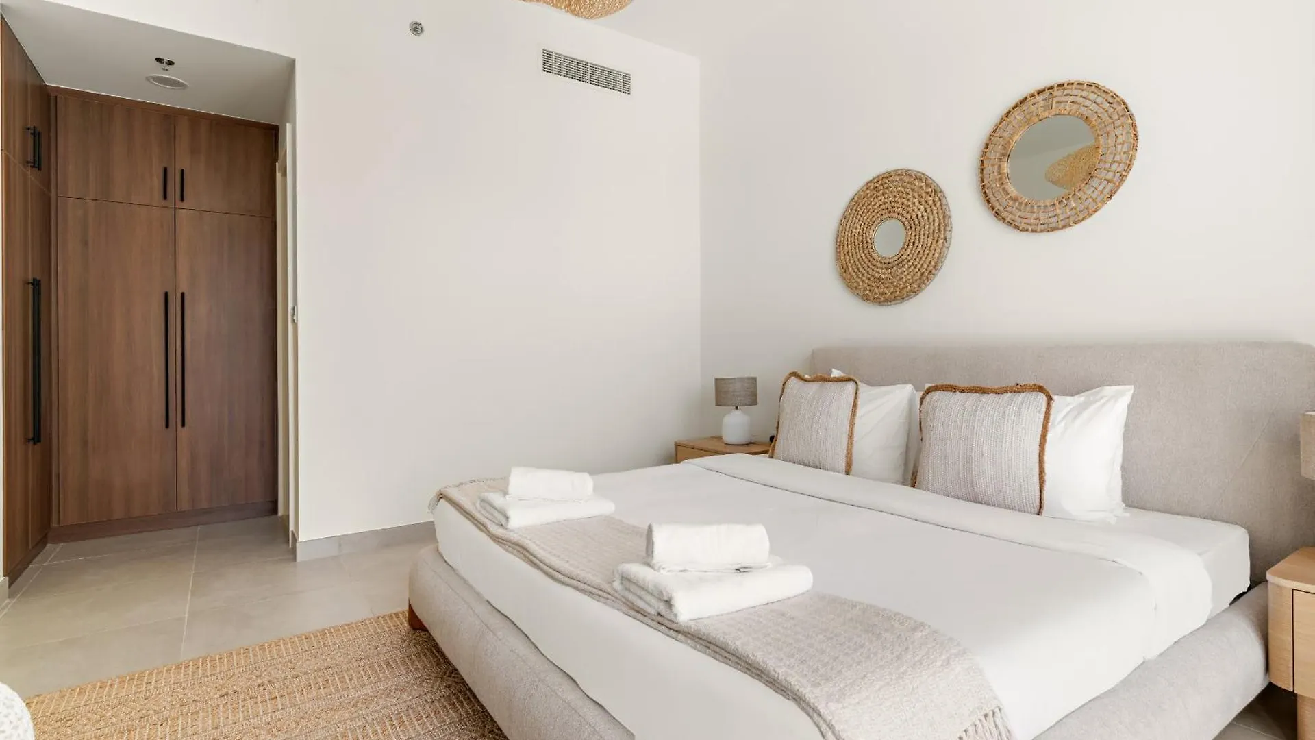 두바이 Vayk - Modern 2Bd With Pool View In Town Square 아파트