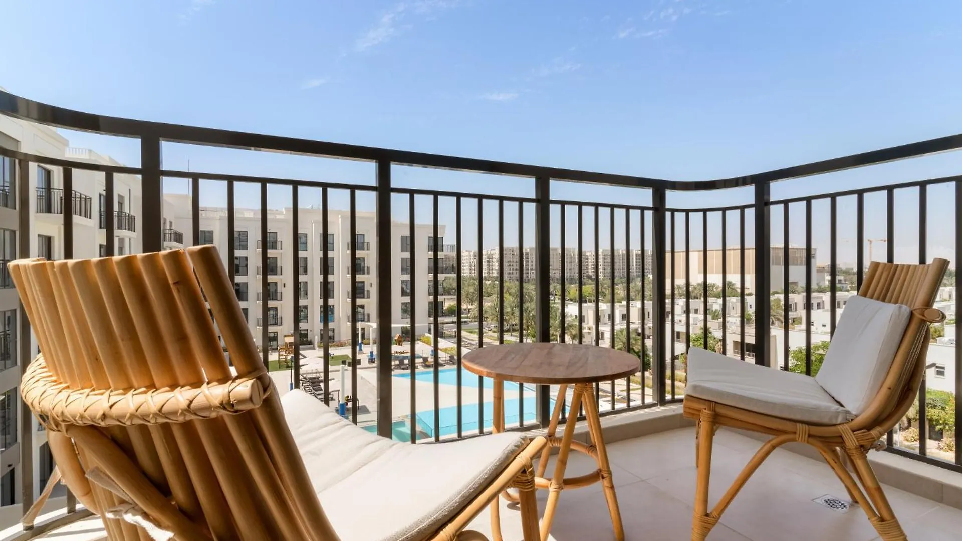 Vayk - Modern 2Bd With Pool View In Town Square Apartment Dubai